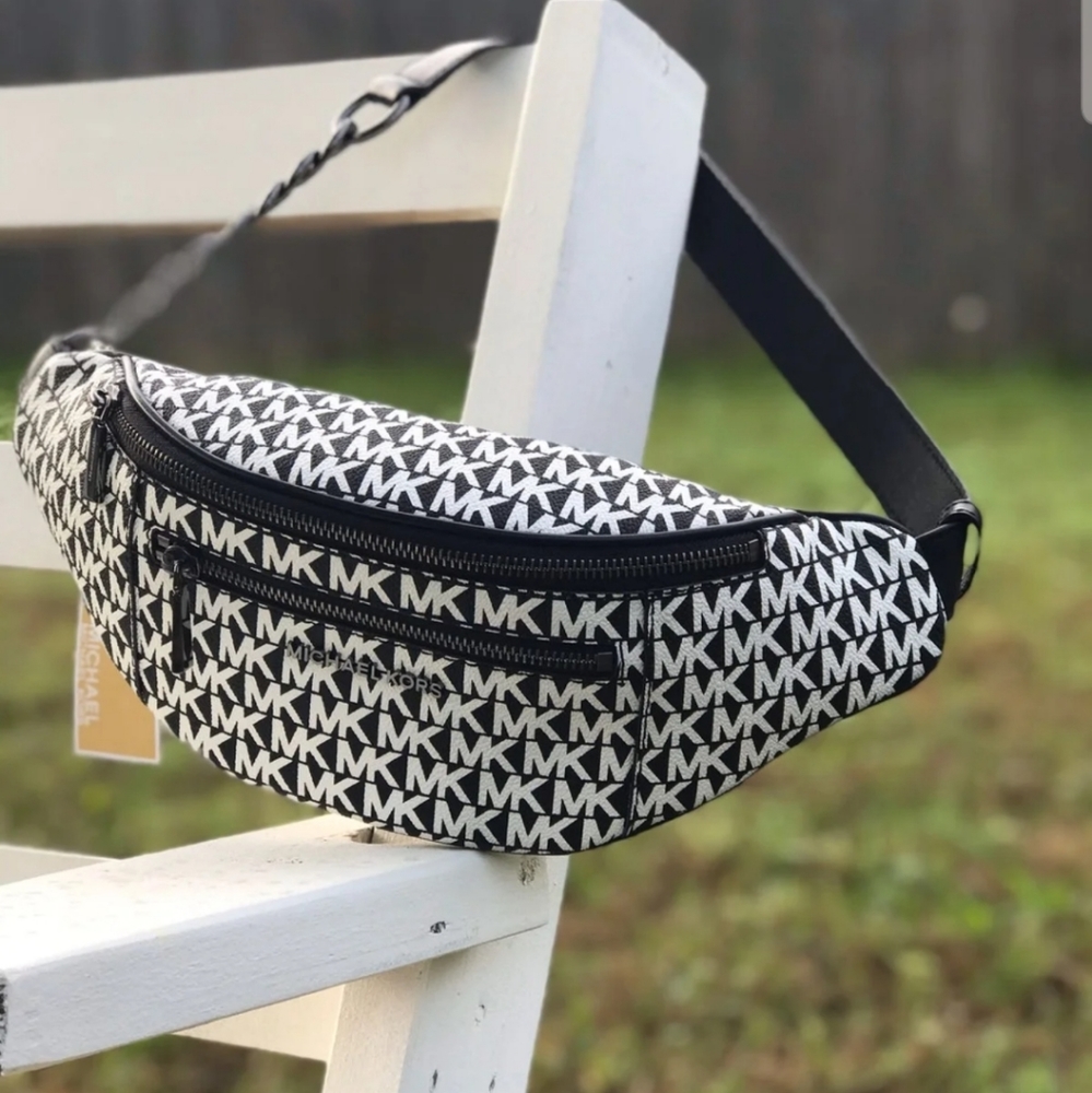 MICHAEL KORS KENLY MEDIUM WAIST FANNY PACK BLACK